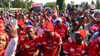 HAWAAMINI MACHO YAO/SHANGWE LA MASHABIKI UWANJA WA NDEGE KWENYE MAPOKEZI YA KOMBE LA CRDB
