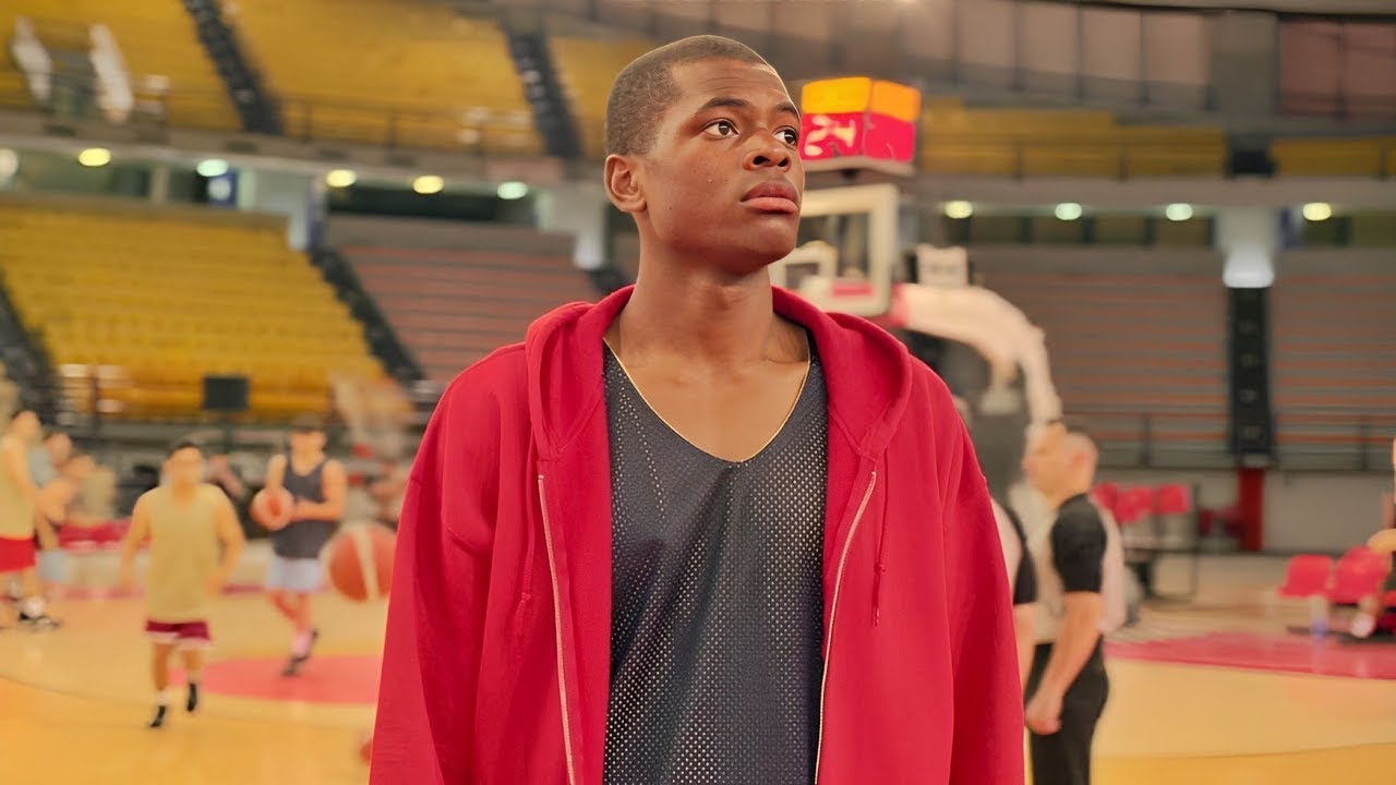 ولد بيعتبروه مش موهوب وبيتنمروا عليه ولكنه بيقدر يتدرب لحد ما بيكون أفضل لاعب كرة سلة في بلده