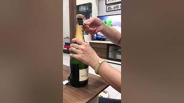 How to open Moët Champagne 🍾 🍾 🍾