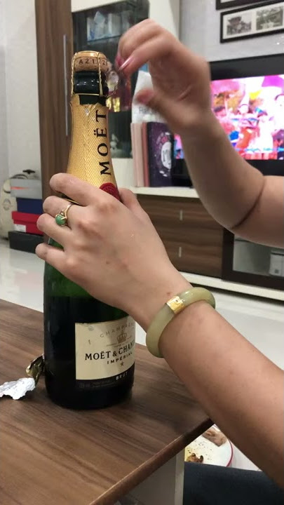 How to open Moët Champagne 🍾 🍾 🍾
