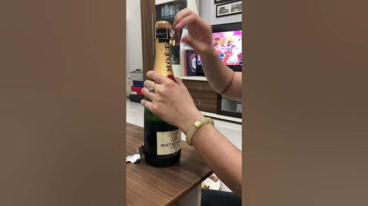 How to open Moët Champagne 🍾 🍾 🍾