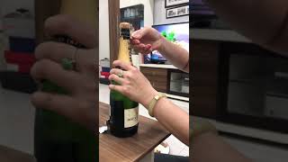 How to open Moët Champagne 🍾 🍾 🍾