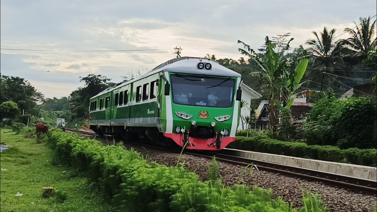 Momen kereta istimewa melintas di setasiun kecil ‼️‼️