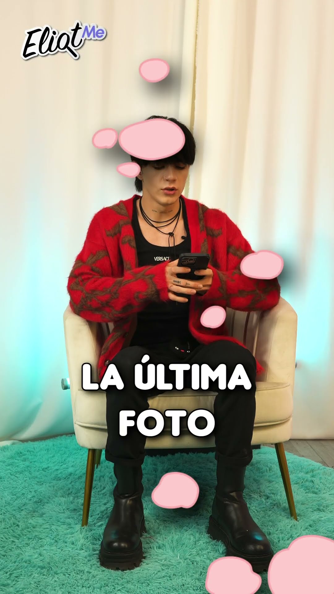 CARLOS FLORES NOS DESBLOQUEA SU CEL Y NOS MUESTRA SUS SECRETOS ¿SALE CON LA NIÑA MATCHA? #Shorts
