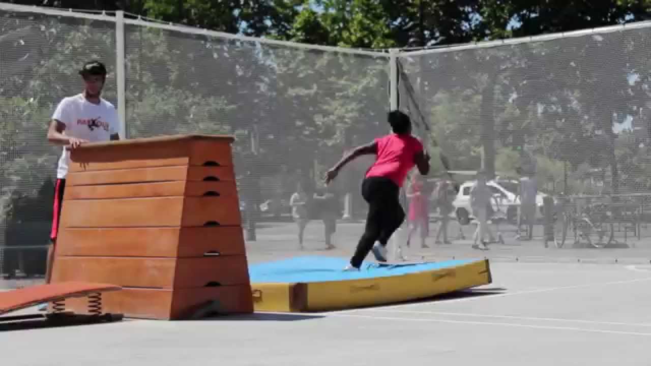 jumping a car Parkour Paris - Workshop Pavillon de l'Arsenal