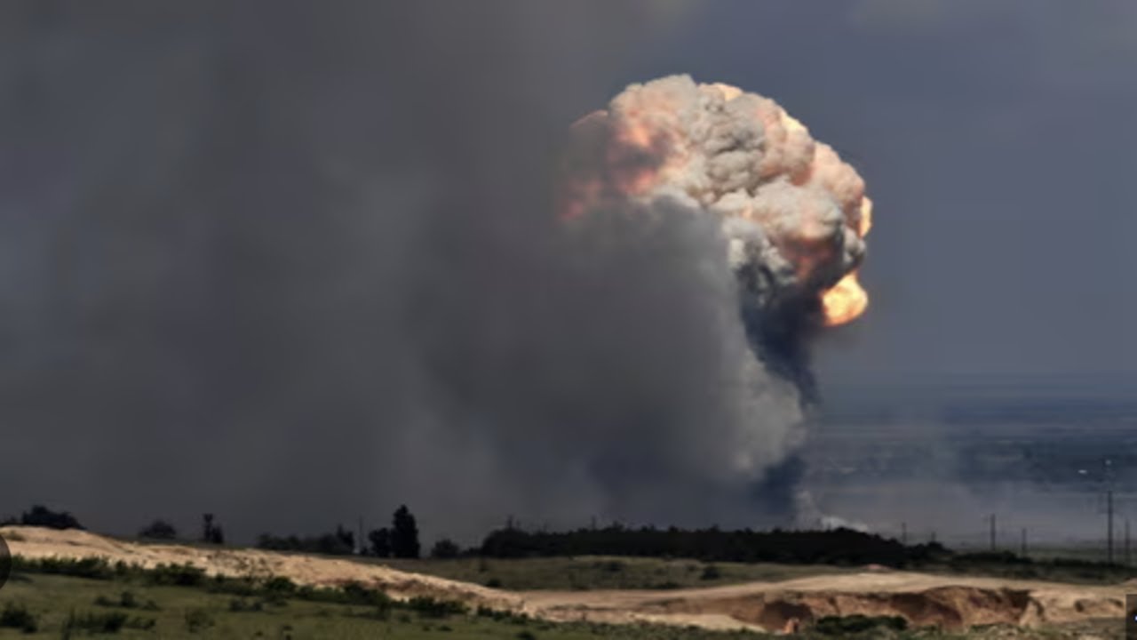 EPIC EXPLOSION ROCKS A RUSSIAN AMMUNITION DEPOT AS AN FPV DRONE ...