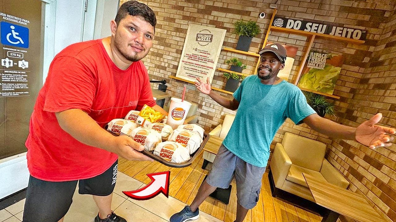 PAGUEI LANCHES NO BURGER KING PRA UM VENDEDOR DE PAÇOCA !!! ( reação foi surpreendente) 