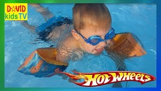 ►В БАССЕЙНЕ Давид ныряет с маской Бластер Simba Вертолет Hot Wheels Распаковка игрушек(Привет, я Давид из Германии! Hi, I am David from Germany. Сегодня я отправился в бассейн и взял с собой новые игрушки!..., 2016-07-29T20:22:00.000Z)