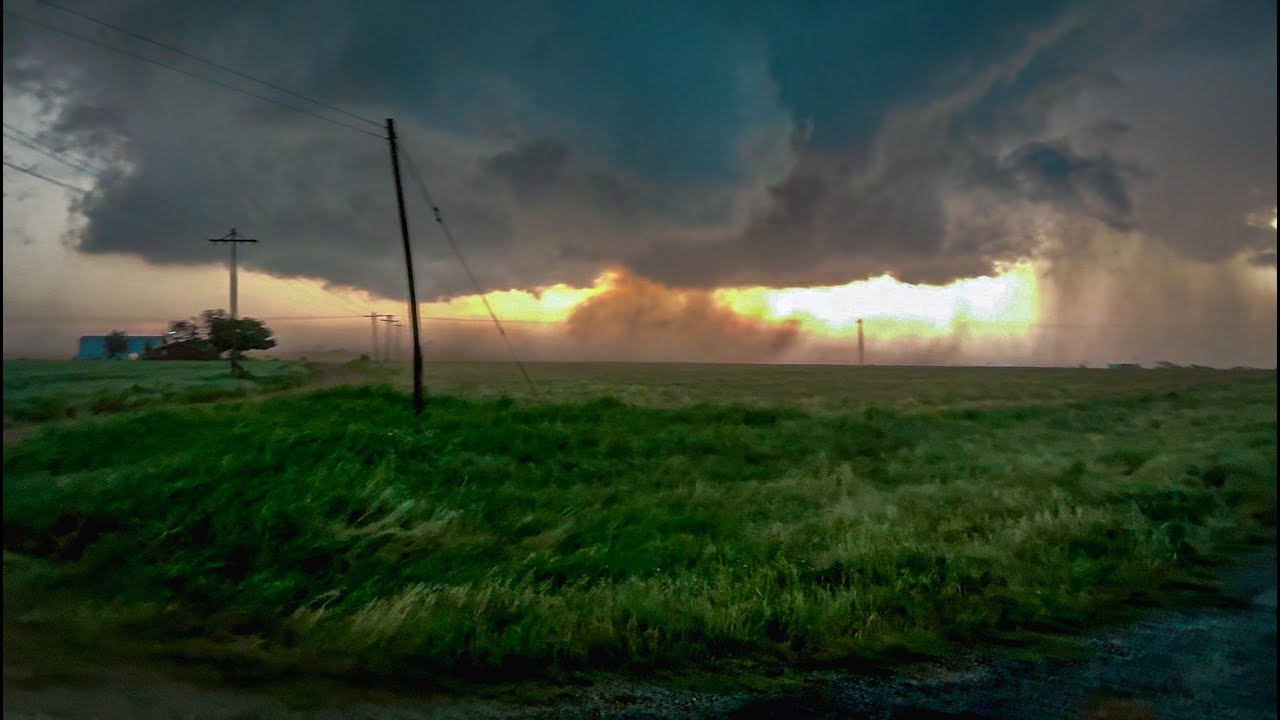 Storm Chasers Get Caught In Twin Tornadoes... - YouTube