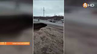На 3-ем километре автодороги Североморск-Североморск-3 размыло грунт и обрушилось дорожное полотно