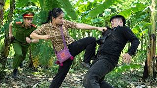 The young woman's bravery helped the woman retrieve her bag from the aggressive robber. screenshot 1