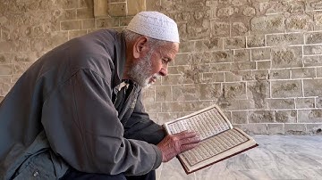 مصلّون يقرأون القرآن الكريم في المسجد العمري التاريخي بمدينة غزة في ثاني أيام شهر رمضان المبارك