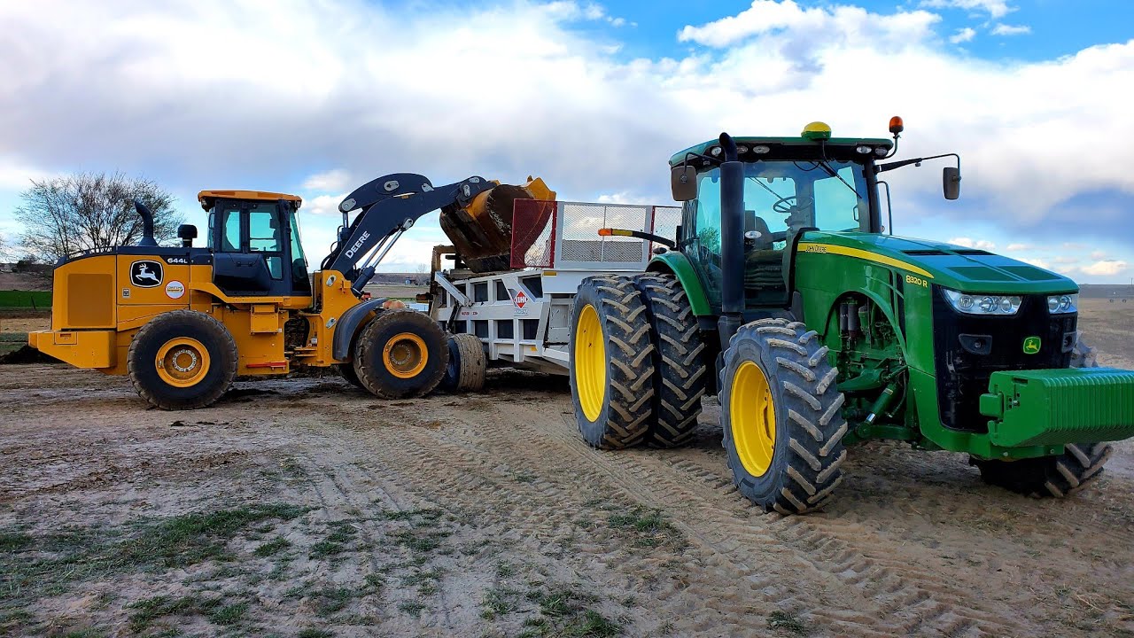 Разбрасывание навоза, а также погрузка с помощью экскаватора Deere.