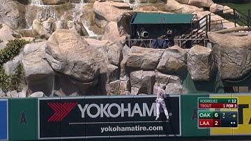 OAK@LAA: Trout belts a two-run homer to left-center