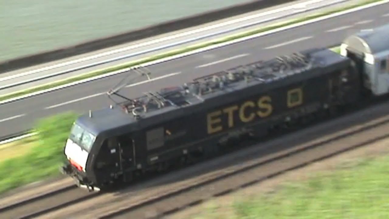 Züge und Schiffe beim Bopparder Hamm am Rhein, MRCE 189, 2x 185, 120, 101, 3x 460