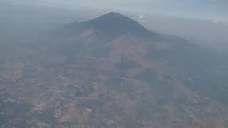 Pemandangan Gunung Ciremai dari atas pesawat