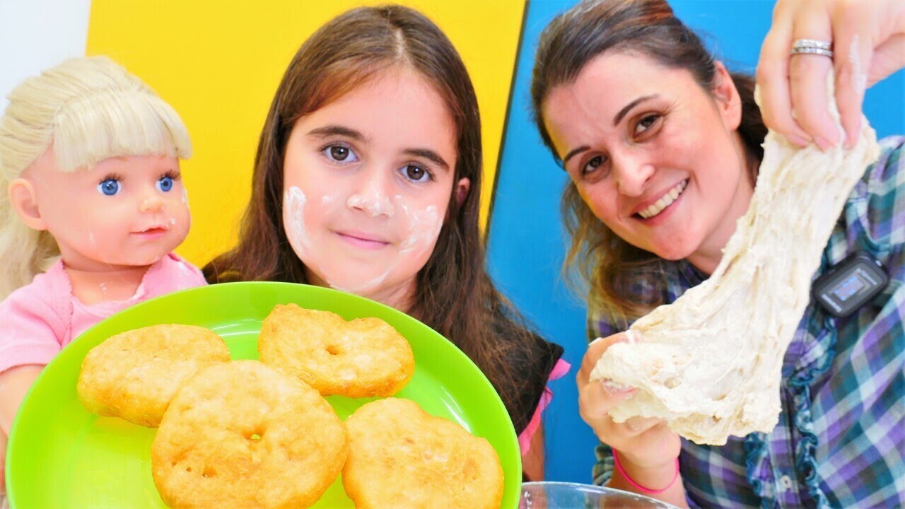 Baby Born bebek Gül ve Mina kolay pişi yapıyorlar! Kolay yemek tarifleri. Evcilik oyunu