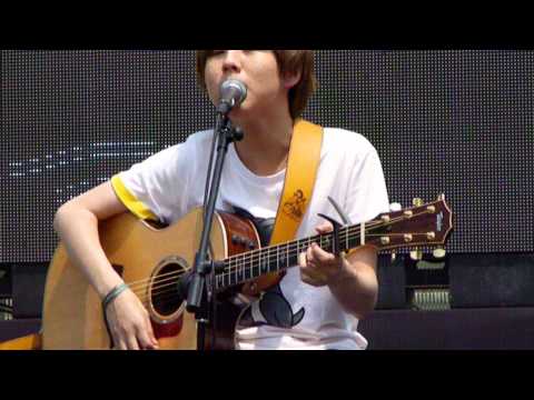 130523 Yoo Seung Woo singing Busker Busker 정말로 사랑한다면 @ Ewha Womans University