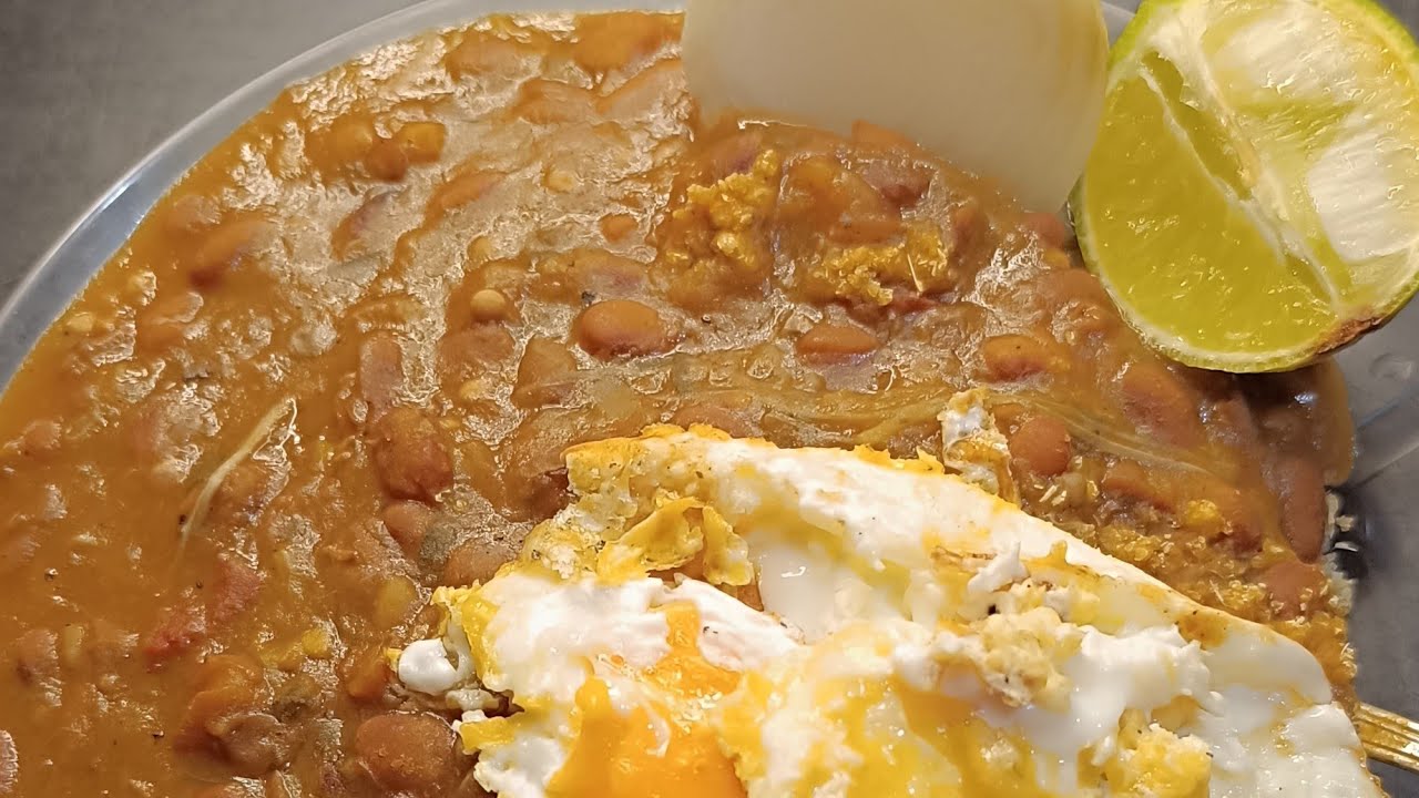 Polianaaraujooficial  está ao vivo! Bora comer feijão com farinha, limão, cebola e ovo?