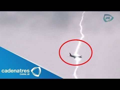 Impresionante Cae Rayo En Pleno Vuelo De Un Avion Video Youtube