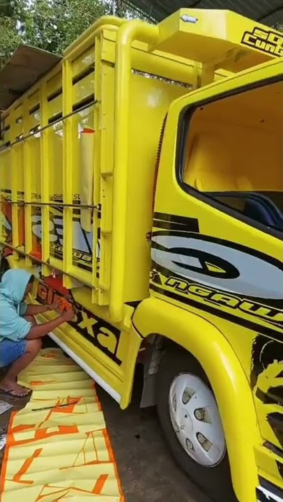 Pemasangan stiker truk mbois di rebecca