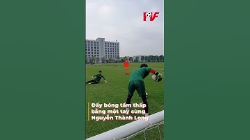 Đẩy bóng tầm thấp bằng một tay #shorts | Học bóng đá cùng PVF