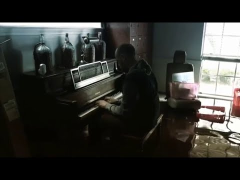 Man Returns To Flooded Texas Home And Plays Piano