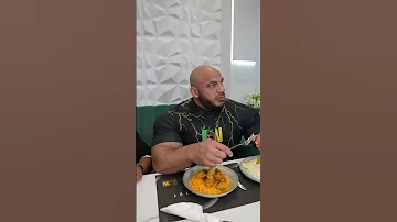 سحس يتحدى بطل كمال الأجسام بيق رامي من يأكل أكثر 