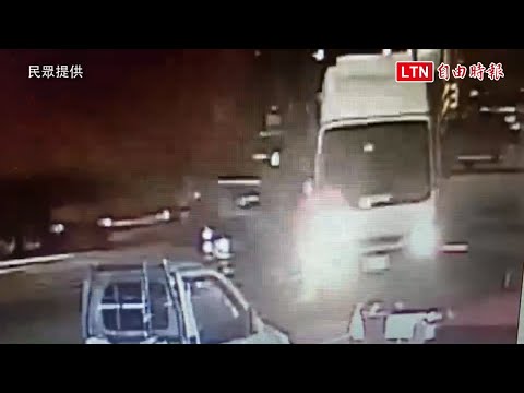 婦人騎車載2幼女3貼被撞 聯結車司機肇逃被警攔查偵訊(民眾提供)