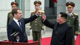 Путин срочно покинул Москву! Зеленский удивил фламинго, позор Медведева в КНДР — неделя абсурда