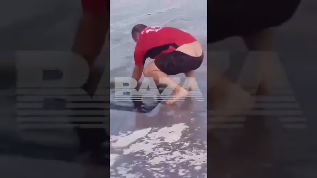 Женщина в проруби на крещение утонула видео