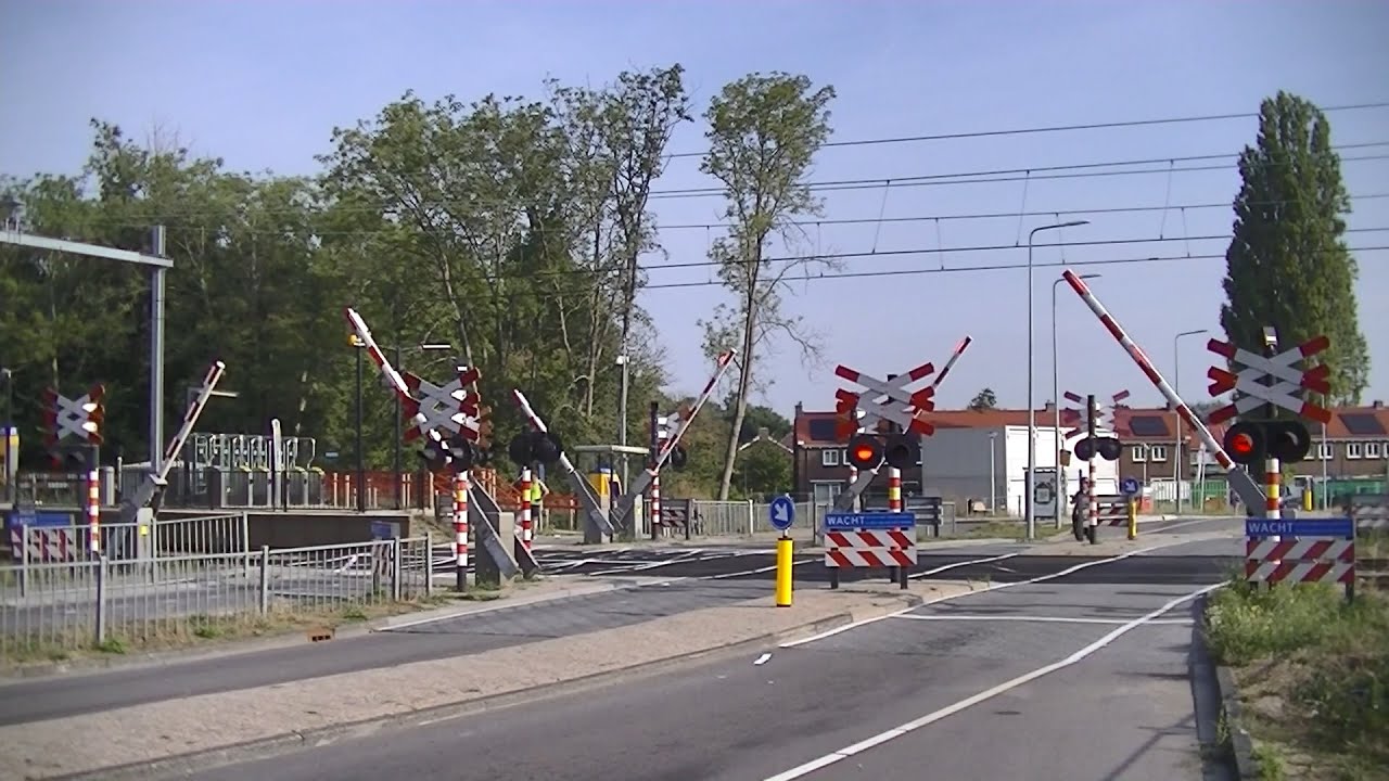 Spoorwegovergang Diemen // Dutch railroad crossing