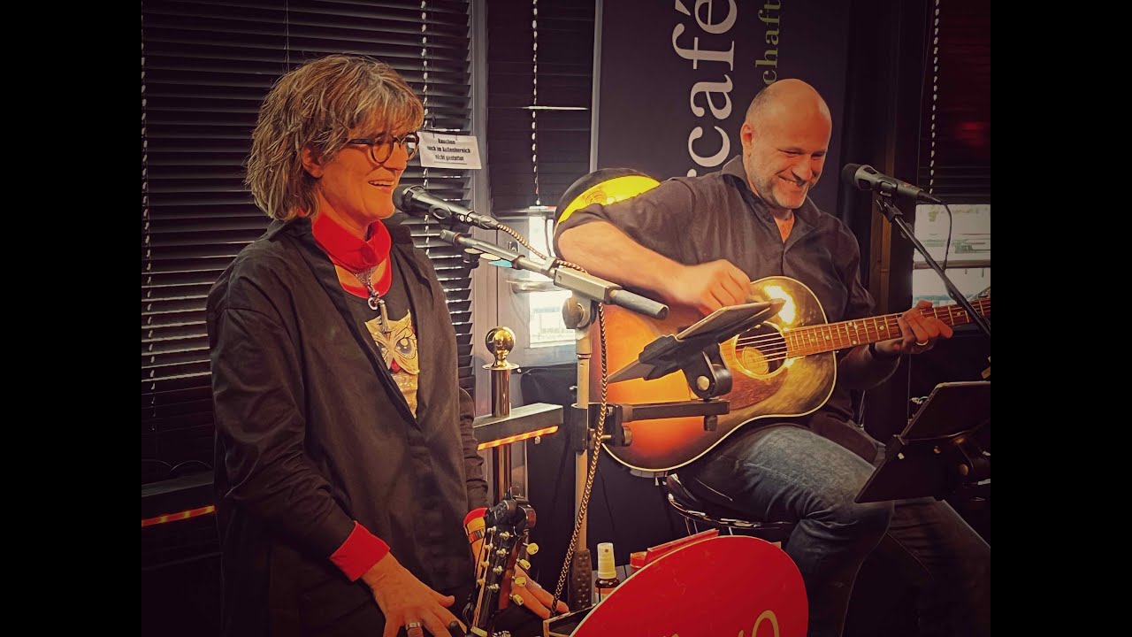 ADiAHA live im LaMusica (27.11.25) und im Theater-Café Traunreut (2.11.25) - ein Zusammenschnitt