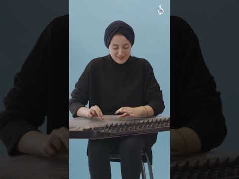 عازف السمسمية اليمني جاسم خيرالله في دويتو مع عازفة القانون التونسية فرح فارسي.