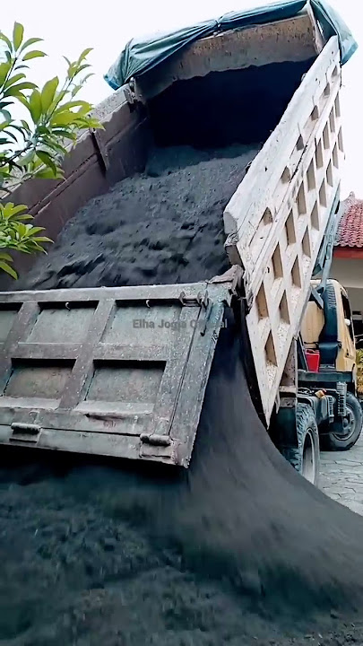 Skill jempolan sopir truk pasir, sukses manuver di lahan sempit