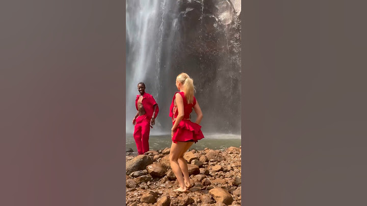 The eye contact👀 So romantic❤️ #couple #dance #waterfall #travel @jaymondy.