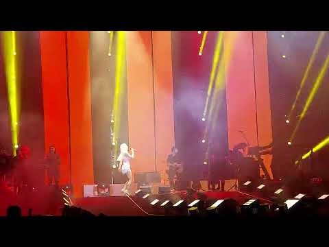 Gülşen-SUPERMEN (İzmir Yılbaşı Konseri 31/12/2022)