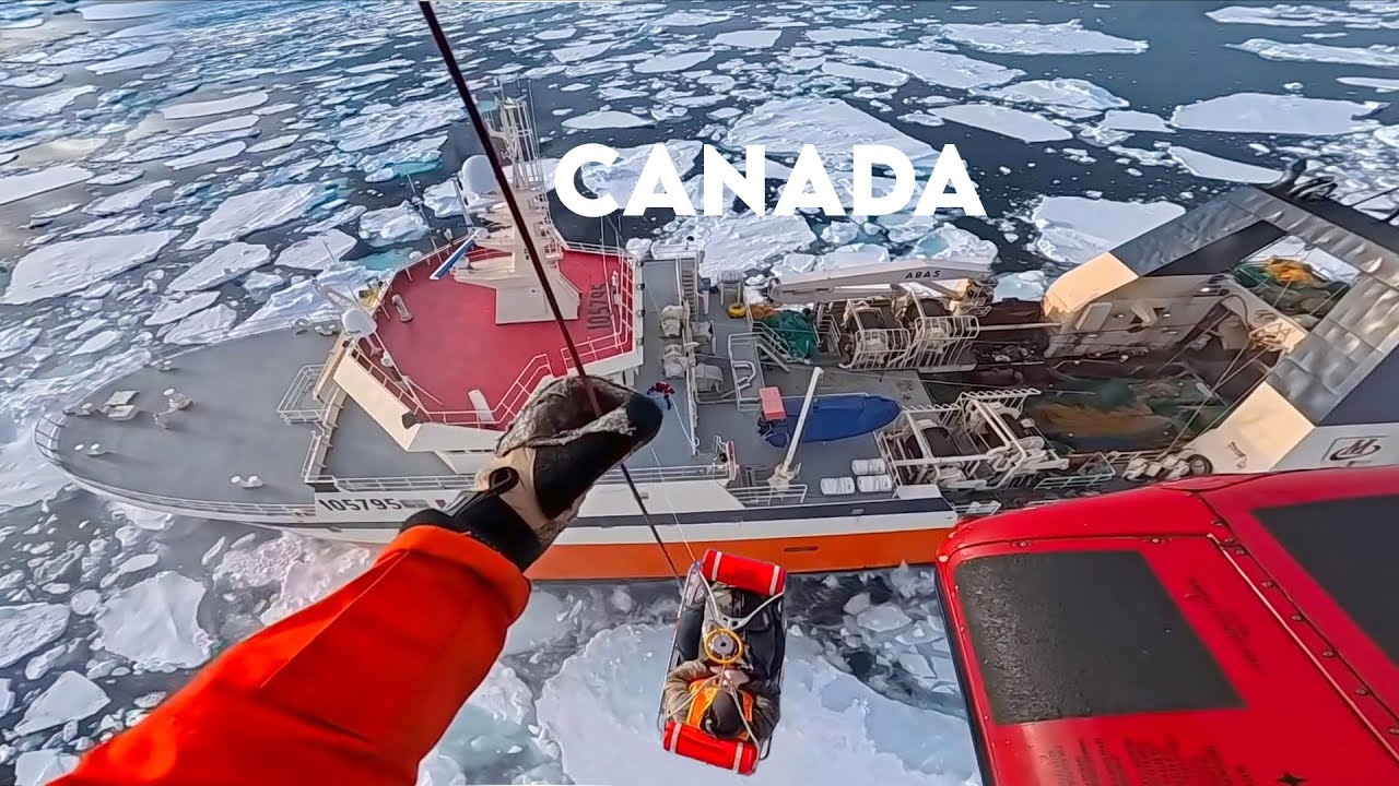 Спасательная операция вертолета с рыболовного траулера в Айсберг-Элли, Канада