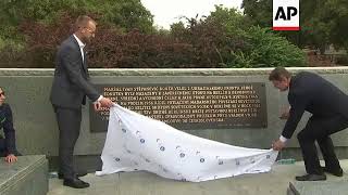 Updated statue plaque unveiled on anniversary of Prague Spring