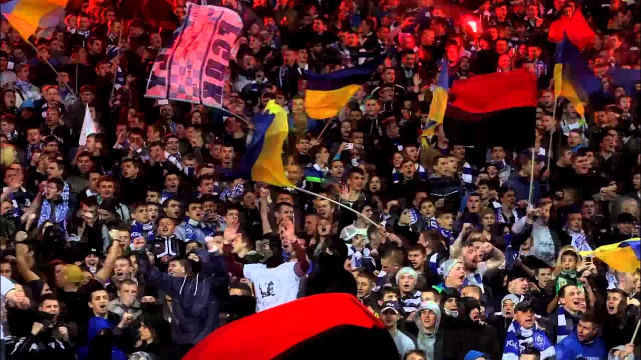 фанаты спели. поют гимн россии за границей.