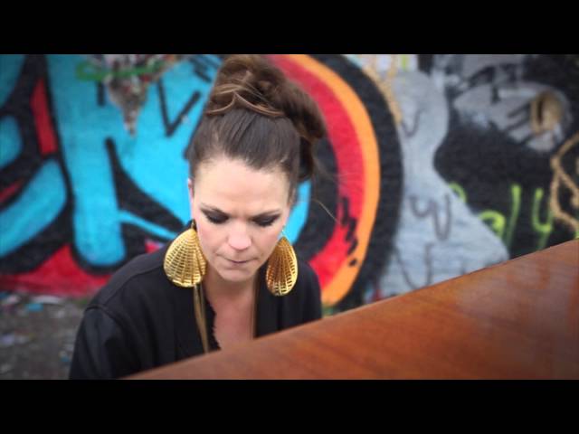 Adée Don't Leave (Official video)