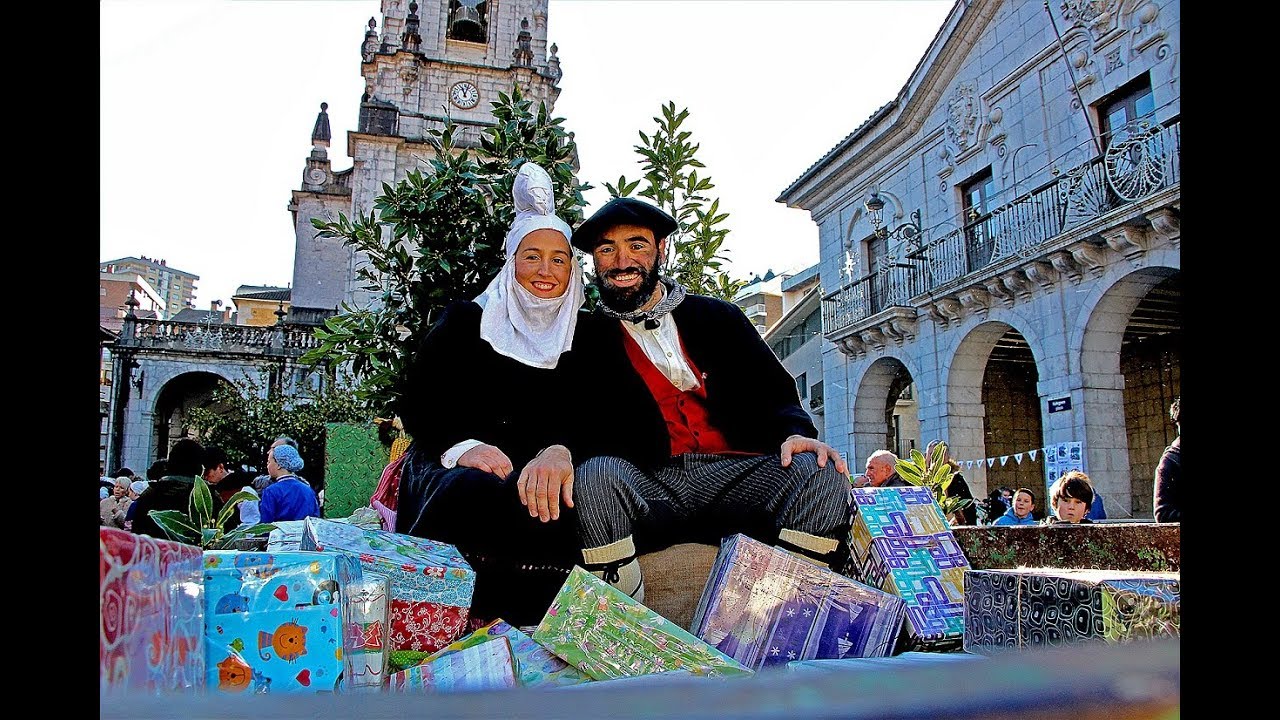 Olentzero eta Mari Domingi kalejiran eta Elgoibarko Izarraren Tonbola