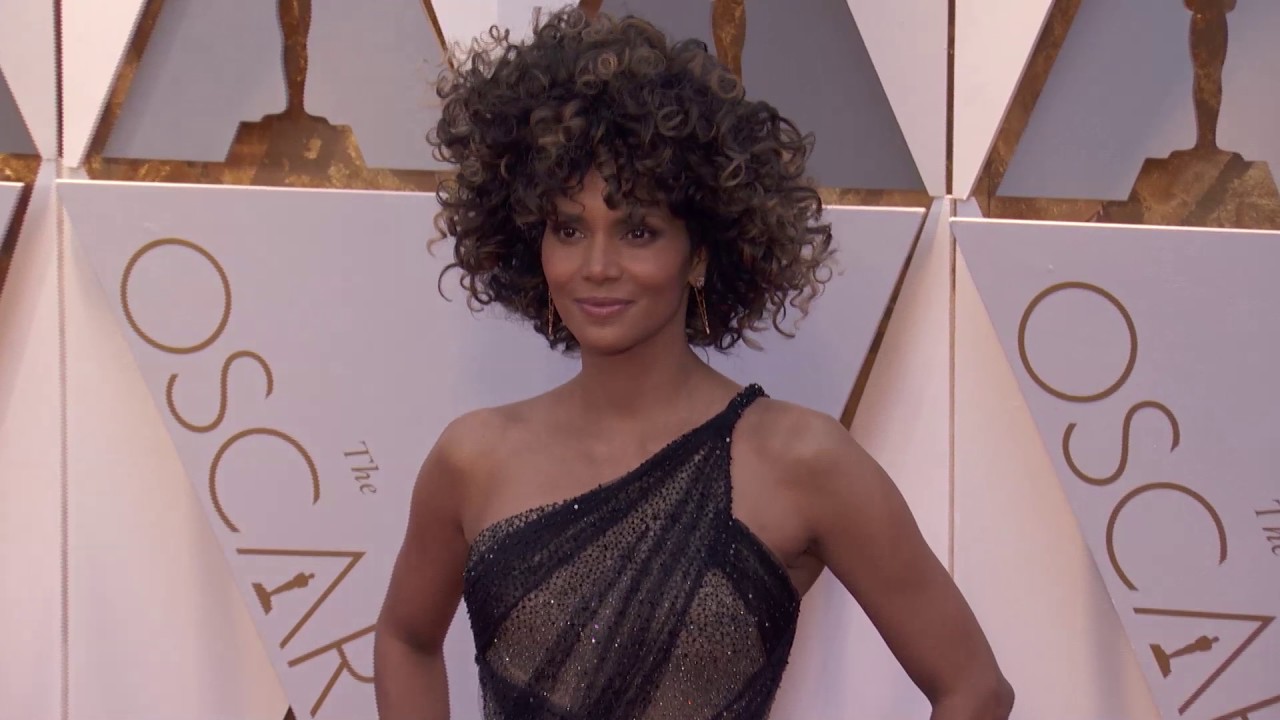 Halle Berry Oscars 2017 Red Carpet Arrival Fashion | ScreenSlam - YouTube