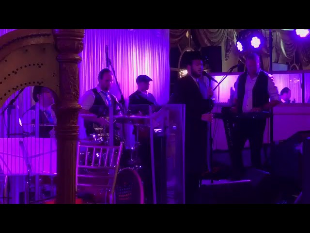 Motti Ilowitz Singing "Zechor" with Sympinny Band & Zemiros Group