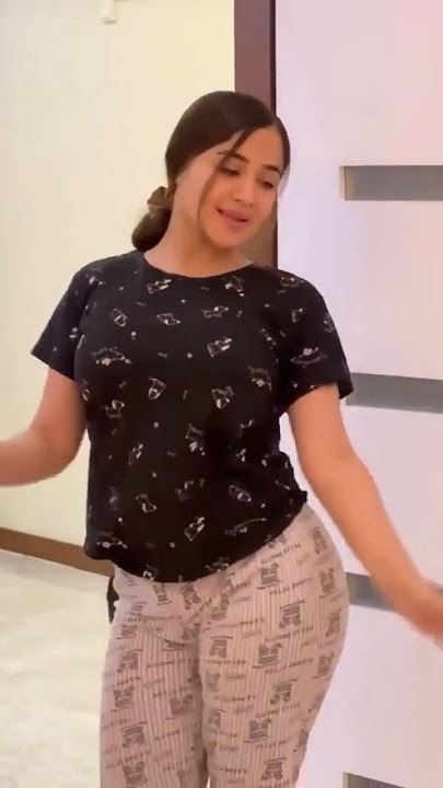 Tarian bokong besar #ytshorts #celana pendek #cantik #desi