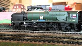 slowdrive OO Hornby 4-6-2 Battle of Britain class BR 34088 312 Squadron from Cunarder trainset