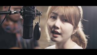 Miniatura del video "ฝากเบิ่งแนเด้อ - เอิ้นขวัญ วรัญญา  (Cover) I Fah & Jaz Studio {4K}"