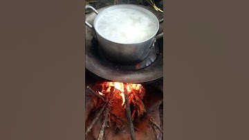 Nấu cơm  bằng bếp củi.