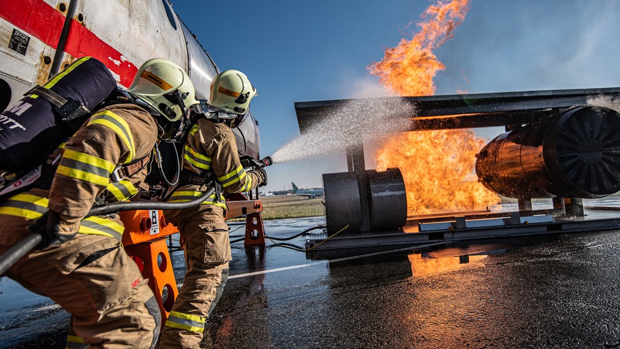 POŽÁRY.cz: Pražští letištní hasiči absolvovali výcvik v mobilním simulátoru, hořelo přímo u stanice