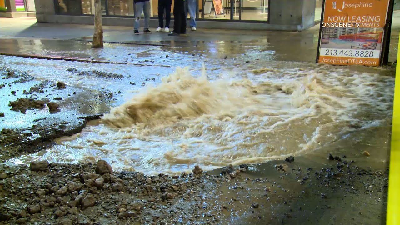 Water Main Break Shuts Down Street - YouTube